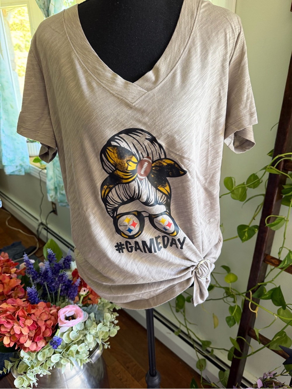 Steelers Women's V-Neck Graphic Tee - Tan with Yellow Accent
